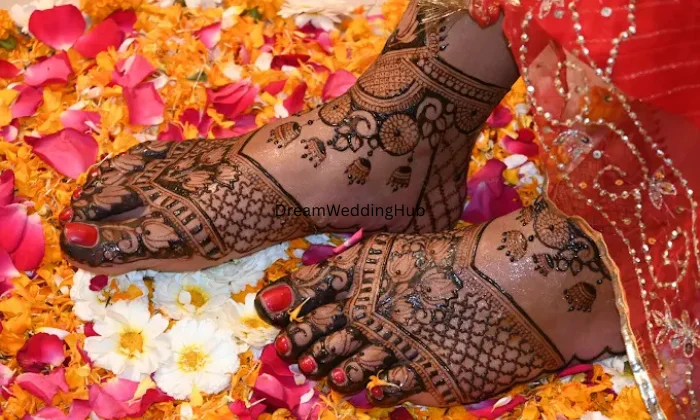 Aryaas Mehndi Artist 